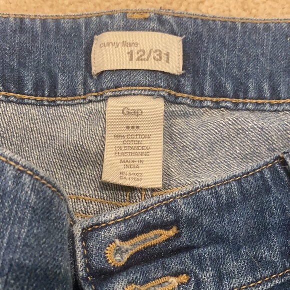 GAP. Women’s Capris. Curvy Flare. - Picture 2 of 3